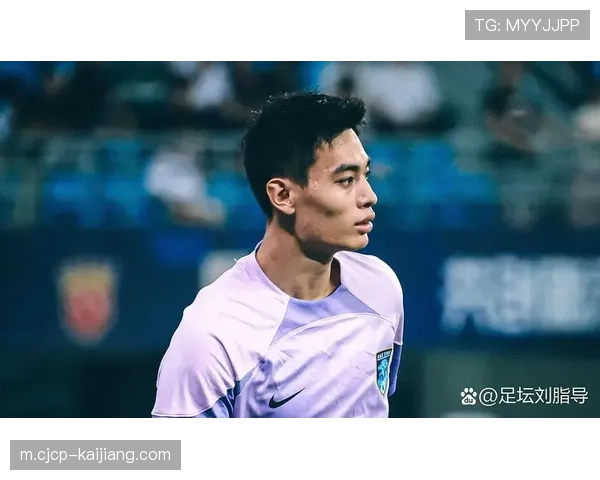 高位逼抢后场出球困难 门将薛庆浩脱手险酿大错