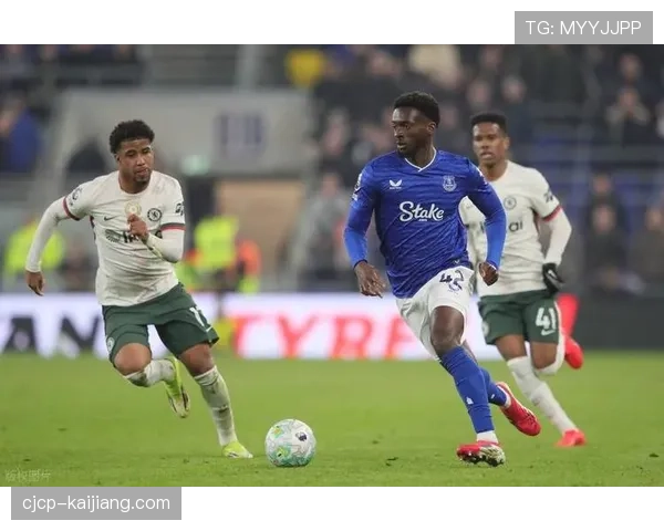 切尔西防线被反击打穿 0-3埃弗顿暴露防守组织混乱 切尔西防线被反击打穿 0-3埃弗顿暴露防守组织混乱